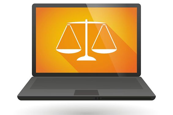 Laptop mit Waage der Justitia auf dem Bildschirm