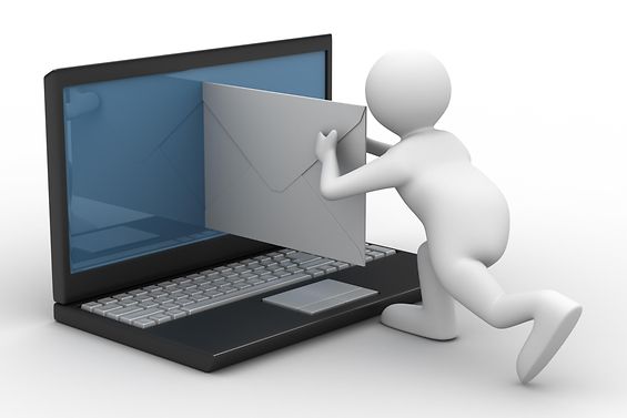 Ein Strichmännchen schiebt einen Brief in einen Laptopbildschirm