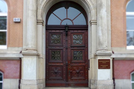 Eingangstür des Dienstgebäudes am Gorch-Fock-Wall 15